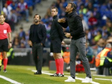 Luis Enrique da instrucciones a sus jugadores desde la banda