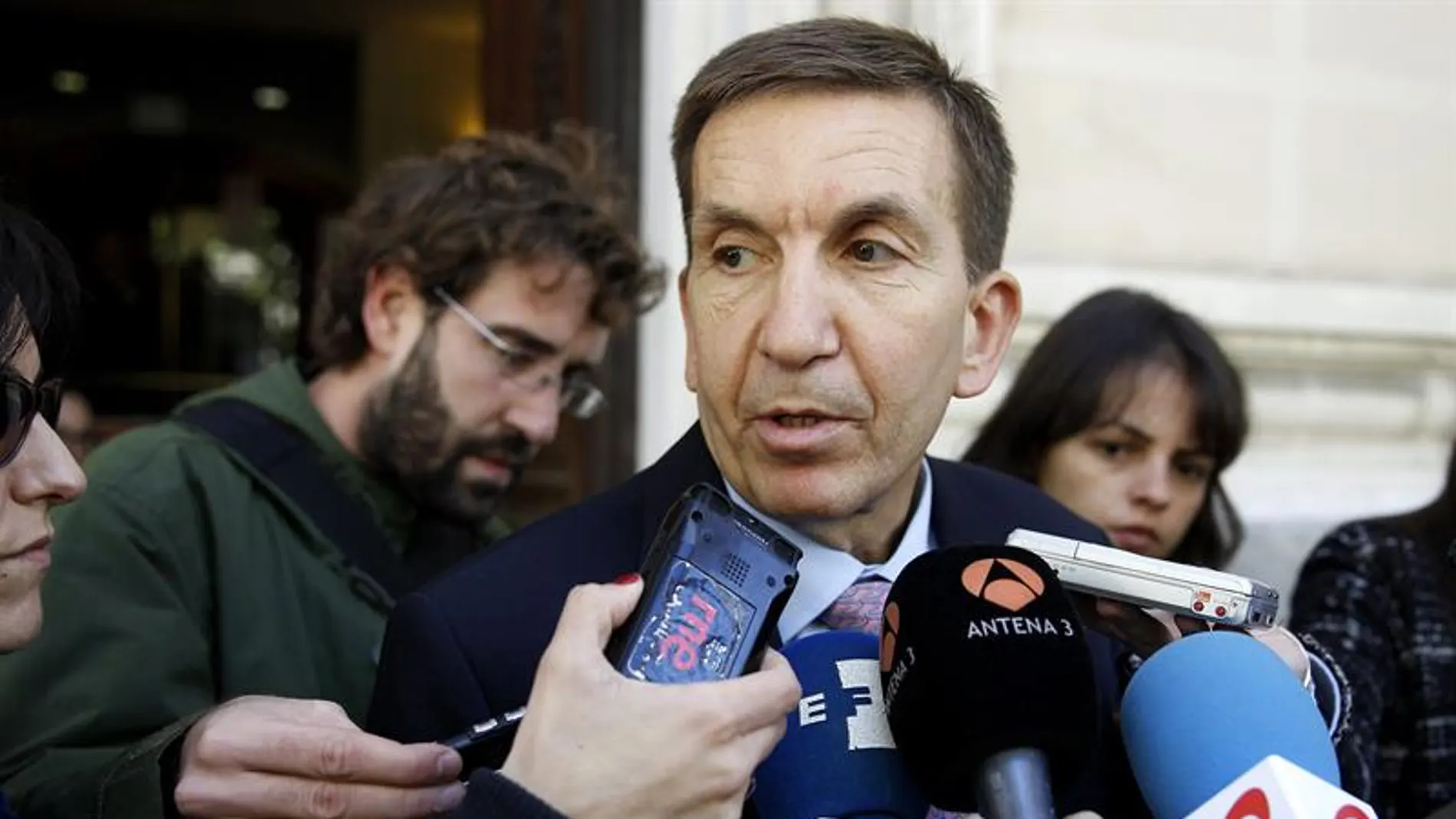El fiscal jefe Anticorrupción, Manuel Moix, ha ordenado investigar a tres de los fiscales del caso Pujol por coacciones a un imputado. El fiscal jefe Anticorrupción, Manuel Moix, ha ordenado investigar a tres de los fiscales del caso Pujol por coacciones a un imputado.