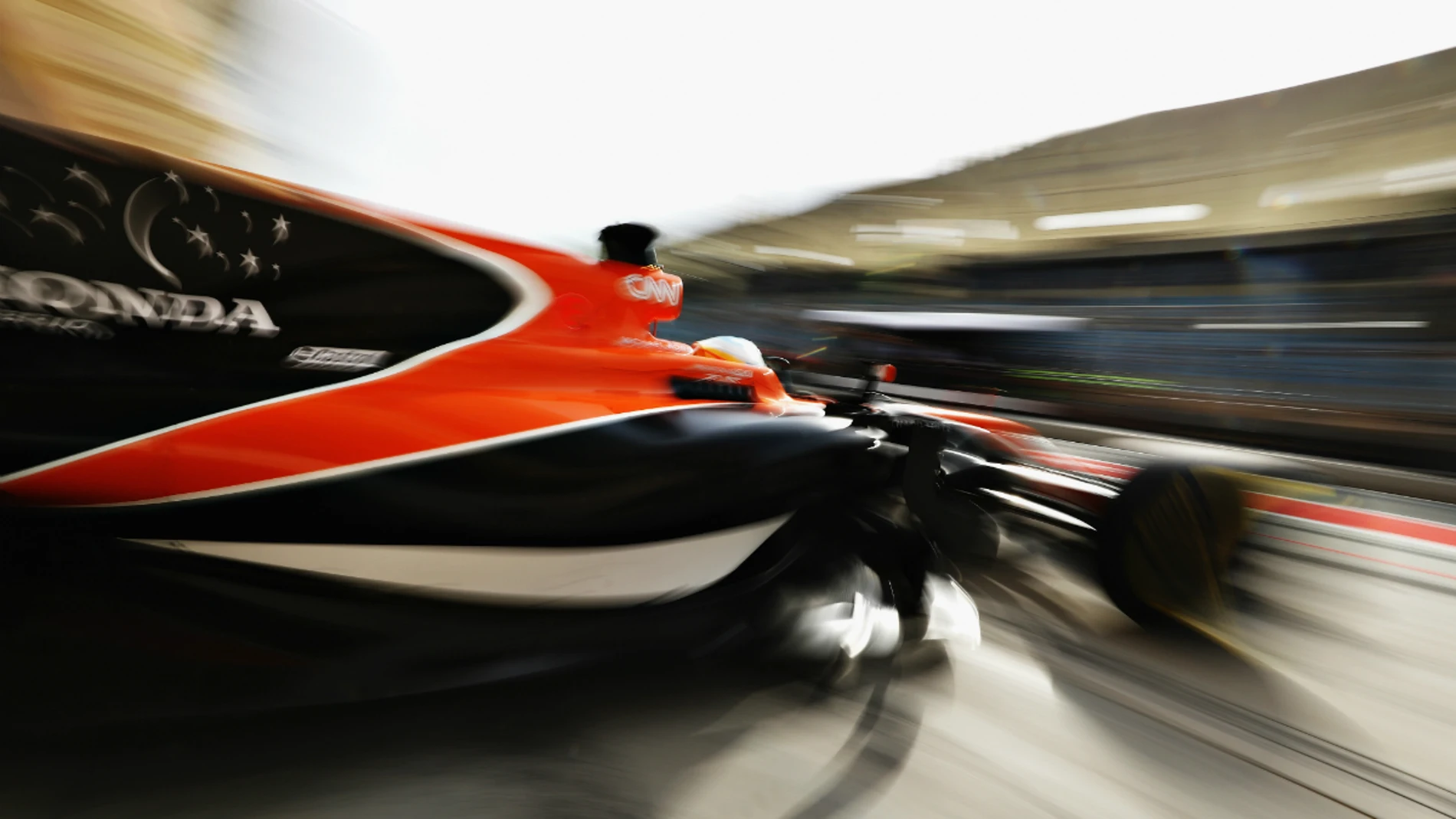 El McLaren-Honda sale del garaje