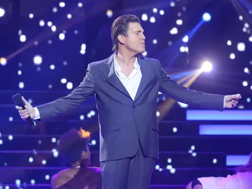 Xandro Leima se viste de un elegante Luis Miguel en una imitación con doble actuación Xandro Leima se viste de un elegante Luis Miguel en una imitación con doble actuación