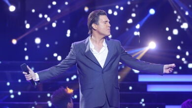 Xandro Leima se viste de un elegante Luis Miguel en una imitación con doble actuación