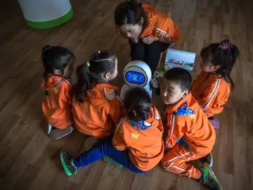 Niños en una guardería interactúan con el robot KeeKo Niños en una guardería interactúan con el robot KeeKo