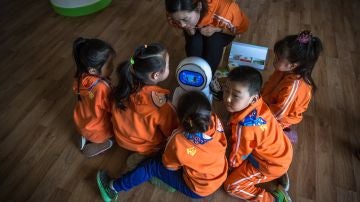 Niños en una guardería interactúan con el robot KeeKo