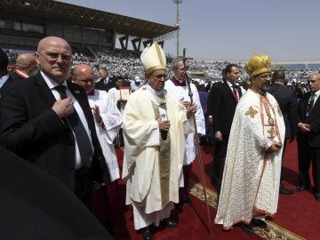 El Papa Francisco, a su llegada al estadio '30 de junio' del Ejército del Aire en El Cairo