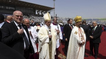 El Papa Francisco, a su llegada al estadio '30 de junio' del Ejército del Aire en El Cairo