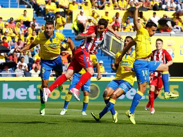 Giménez cabecea un centro desde la banda ante Las Palmas Giménez cabecea un centro desde la banda ante Las Palmas