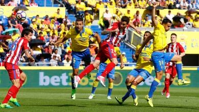 Giménez sufre una lesión muscular en el adductor y Simeone se queda sin laterales para la Champions