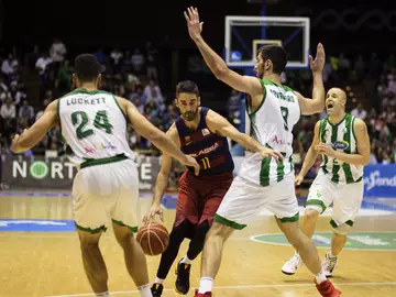 Navarro penetra en la defensa del Betis Navarro penetra en la defensa del Betis