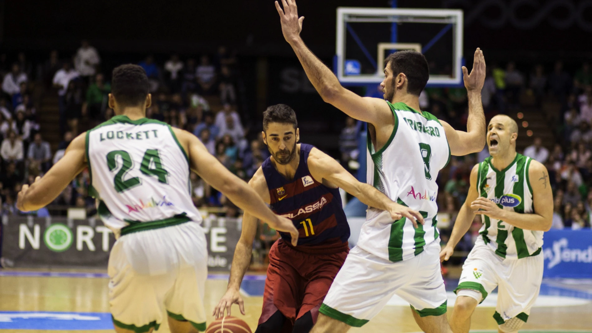 Navarro penetra en la defensa del Betis Navarro penetra en la defensa del Betis