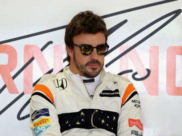 Alonso, en el box de McLaren-Honda