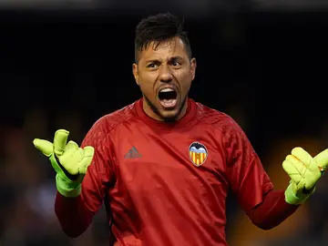 Diego Alves durante un encuentro con el Valencia Diego Alves durante un encuentro con el Valencia