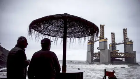 Los dueños de un chiringuito observan la gabarra Los dueños de un chiringuito observan la gabarra