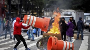 Manifestantes bloquean la avenida Ipiranga con diversos objetos y hogueras