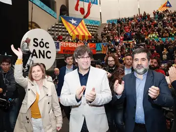 Carles Puigdemont ha pedido hoy "al Estado español que escuche y se sienta interpelado" por la propuesta que le hará llegar el Pacto Nacional por el Referéndum Carles Puigdemont ha pedido hoy "al Estado español que escuche y se sienta interpelado" por la propuesta que le hará llegar el Pacto Nacional por el Referéndum