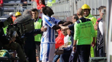 Sulley Muntari se marcha del partido Cagliari - Pescara por insultos racistas