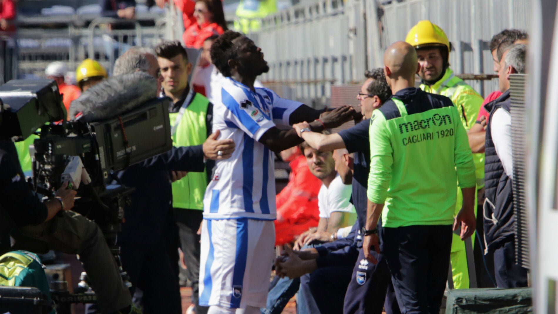 Muntari se encara con la grada