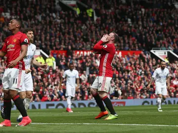 Rooney lamenta una ocasión fallada en el partido del Manchester United Rooney lamenta una ocasión fallada en el partido del Manchester United