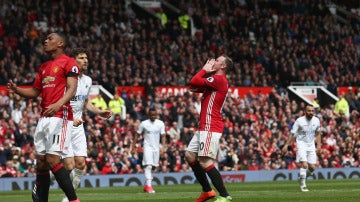 Rooney lamenta una ocasión fallada en el partido del Manchester United