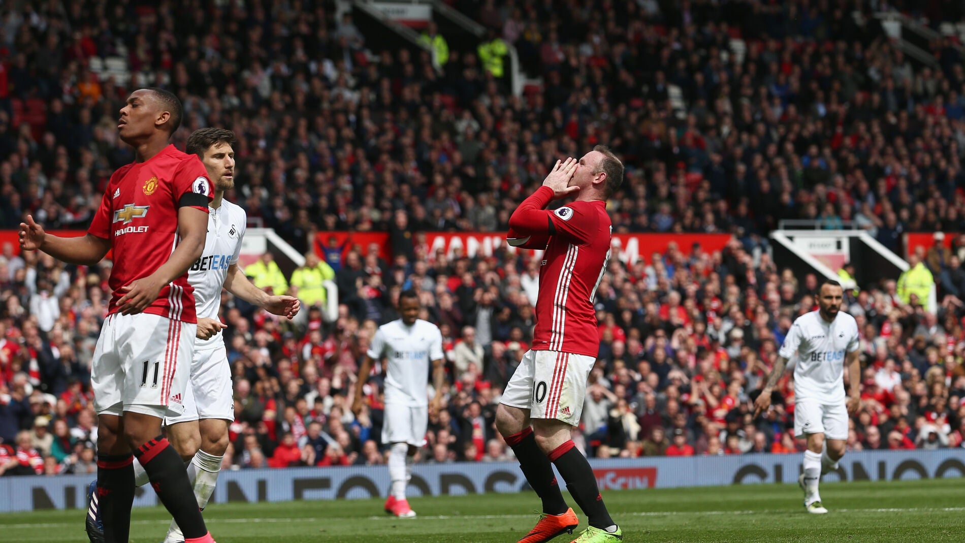 Rooney lamenta una ocasi&oacute;n fallada en el partido del Manchester United