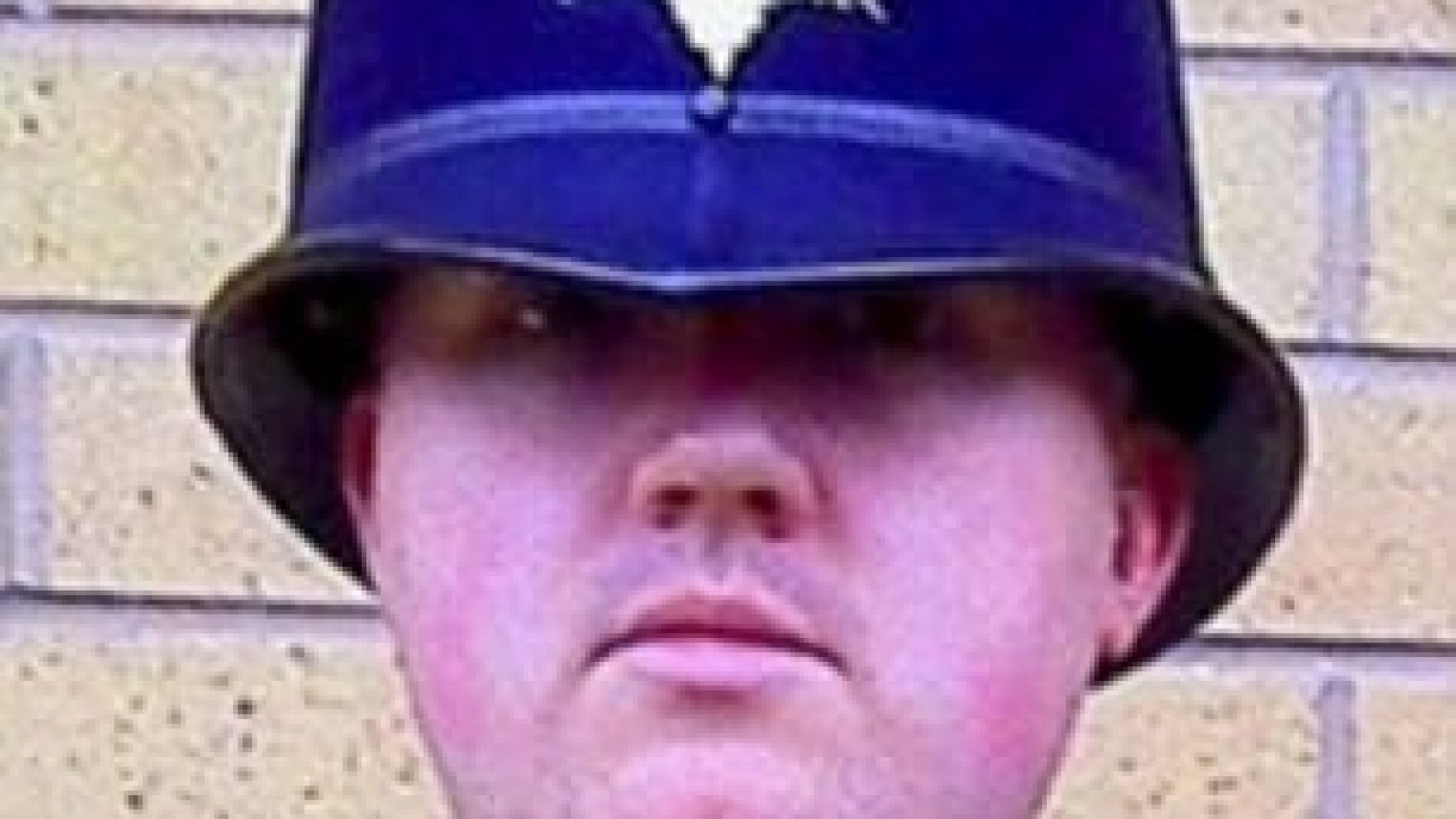 Un polic&iacute;a roc&iacute;a con gas CS a un hombre que llavaba a su hijo al hospital