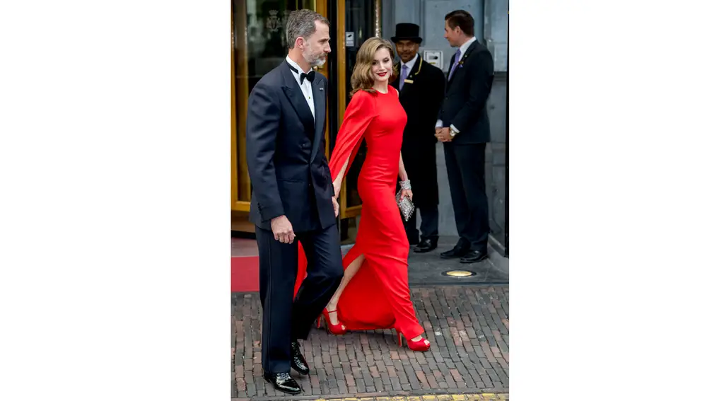 La Reina Letizia acapara toda la atención con este vestido rojo