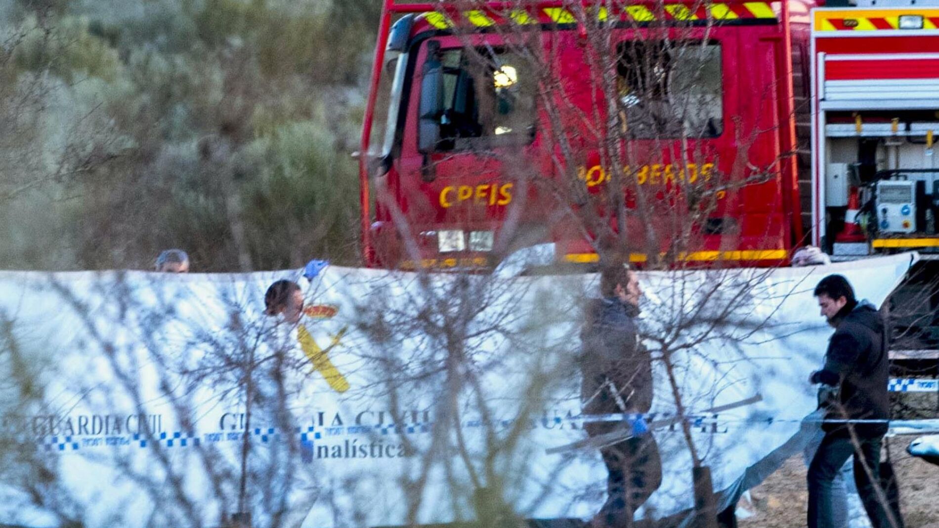 Bomberos y Guardia Civil en el lugar en el que otra avioneta se estrell&oacute;