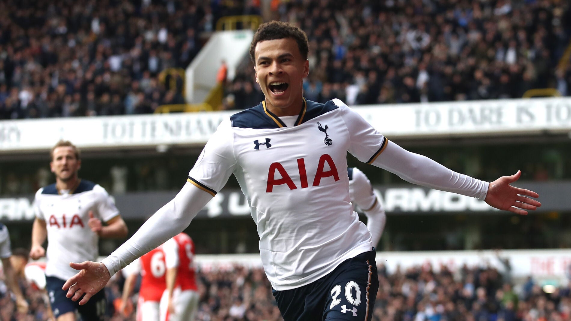 Dele Alli celebra uno de sus goles con el Tottenham
