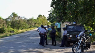 Varios polic&iacute;as controlan el acceso al lugar donde cay&oacute; un avi&oacute;n de las Fuerzas Armadas Revolucionarias de Cuba 