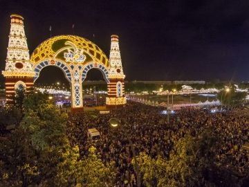 El tradicional 'Alumbrao' del ferial abre esta medianoche otra edición de la Feria de Abril de Sevilla,