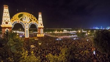 El tradicional 'Alumbrao' del ferial abre esta medianoche otra edición de la Feria de Abril de Sevilla,