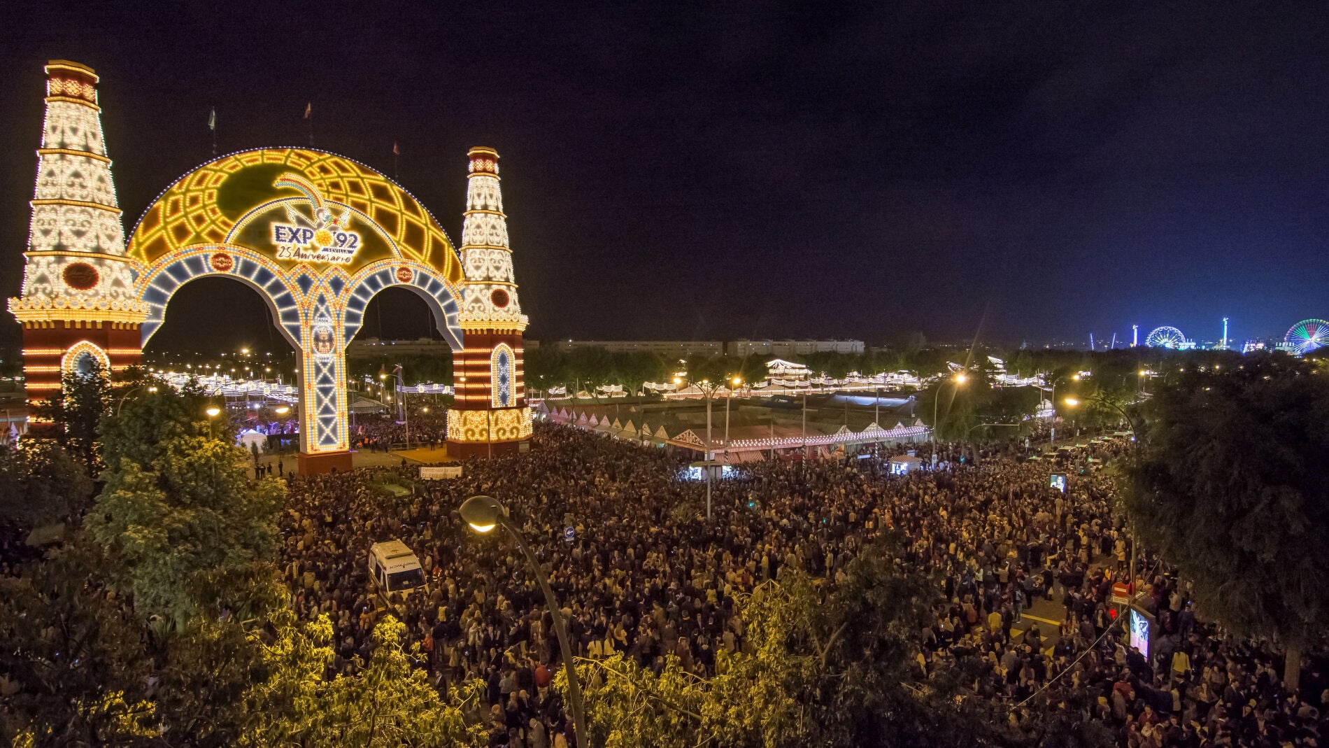 El tradicional 'Alumbrao' del ferial abre esta medianoche otra edici&oacute;n de la Feria de Abril de Sevilla,