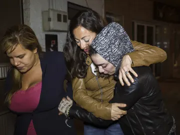 María Jimena Rico Montero abraza a su hermana, María del Valle, a su llegada en buen estado a Torrox (Málaga) María Jimena Rico Montero abraza a su hermana, María del Valle, a su llegada en buen estado a Torrox (Málaga)