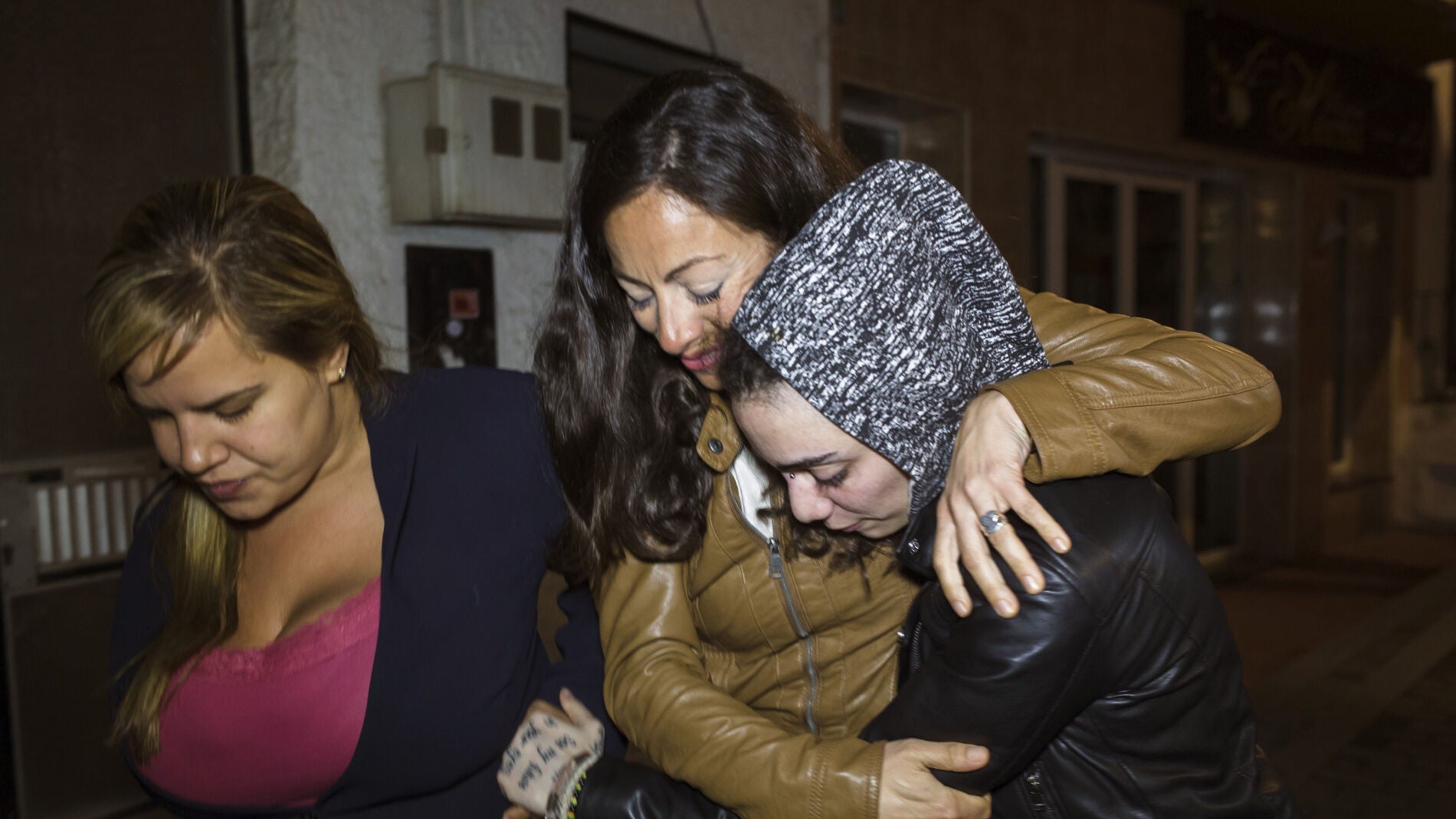 Mar&iacute;a Jimena Rico Montero abraza a su hermana, Mar&iacute;a del Valle, a su llegada en buen estado a Torrox (M&aacute;laga)