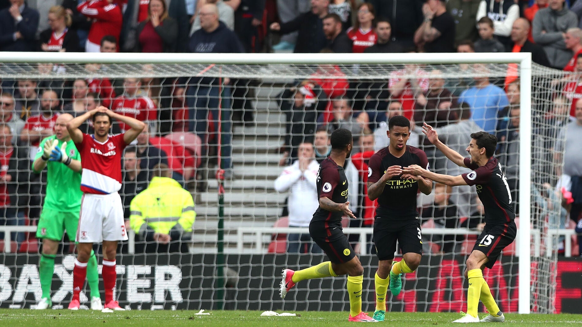 Los jugadores del City celebrando el gol de Gabriel Jes&uacute;s