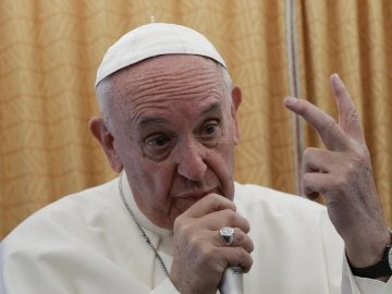 El Papa Francisco habla a los periodistas a bordo del avión que lo lleva de regreso a Roma desde El Cairo