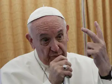 El Papa Francisco habla a los periodistas a bordo del avión que lo lleva de regreso a Roma desde El Cairo El Papa Francisco habla a los periodistas a bordo del avión que lo lleva de regreso a Roma desde El Cairo