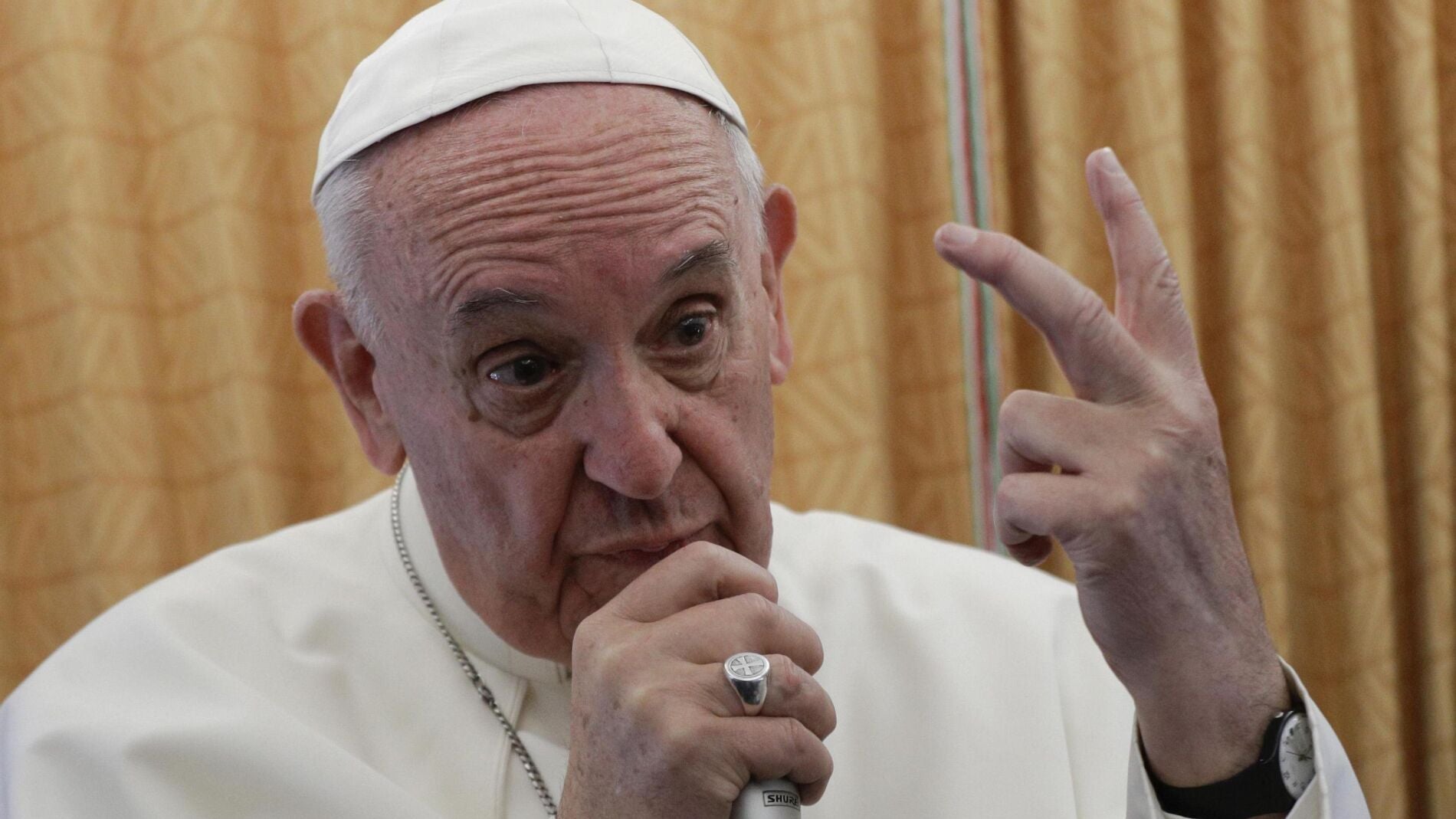 El Papa Francisco habla a los periodistas a bordo del avi&oacute;n que lo lleva de regreso a Roma desde El Cairo