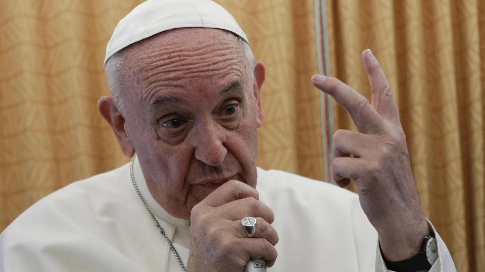 El Papa Francisco habla a los periodistas a bordo del avión que lo lleva de regreso a Roma desde El Cairo El Papa Francisco habla a los periodistas a bordo del avión que lo lleva de regreso a Roma desde El Cairo