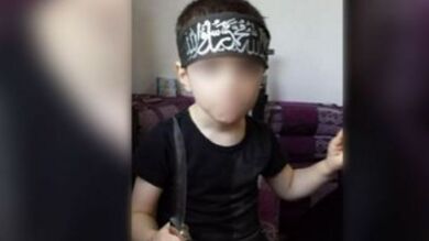 Un niño de ocho años, hijo de un yihadista, protagoniza un vídeo con un cinturón de explosivos