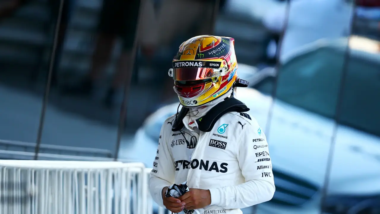 Hamilton camina por el paddock de Sochi