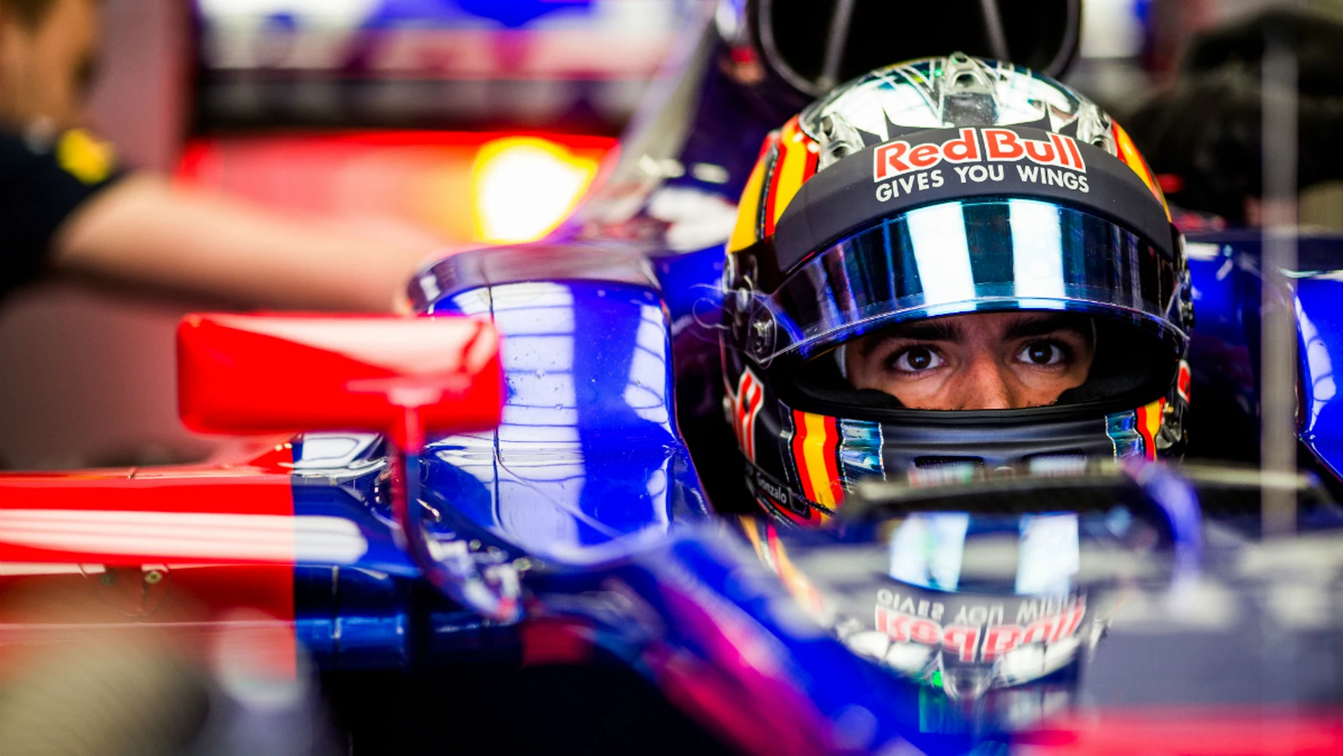 Carlos Sainz, en el cockpit del Toro Rosso