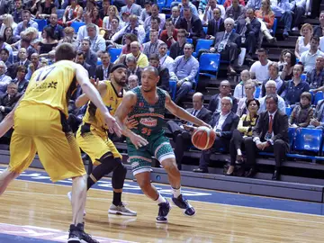 Jeremy Chappell controlando el balón frente a dos rivales del Iberostar Jeremy Chappell controlando el balón frente a dos rivales del Iberostar
