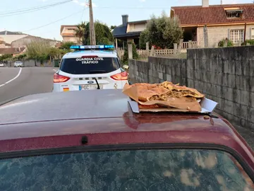 La empanada que sujetaba el joven La empanada que sujetaba el joven