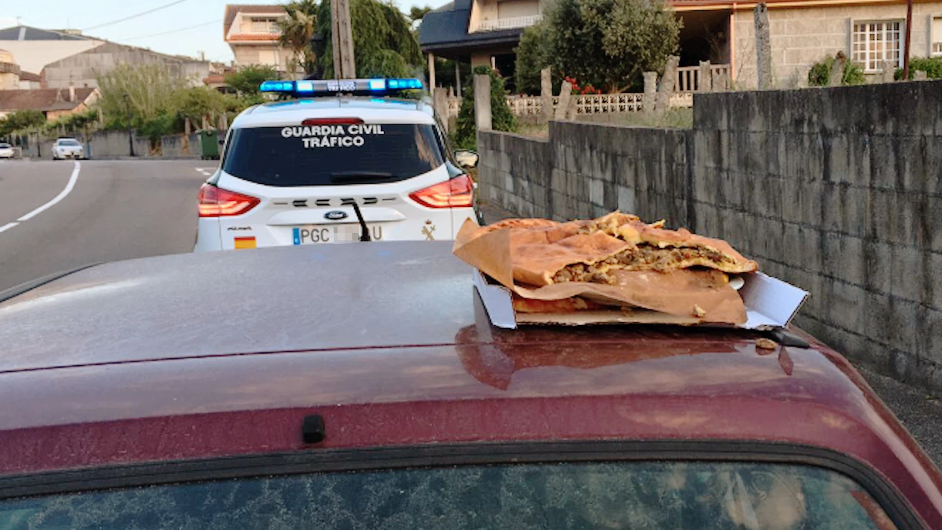 La empanada que sujetaba el joven La empanada que sujetaba el joven