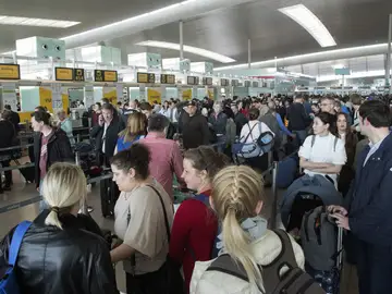 Largas colas este jueves en El Prat. Largas colas este jueves en El Prat.