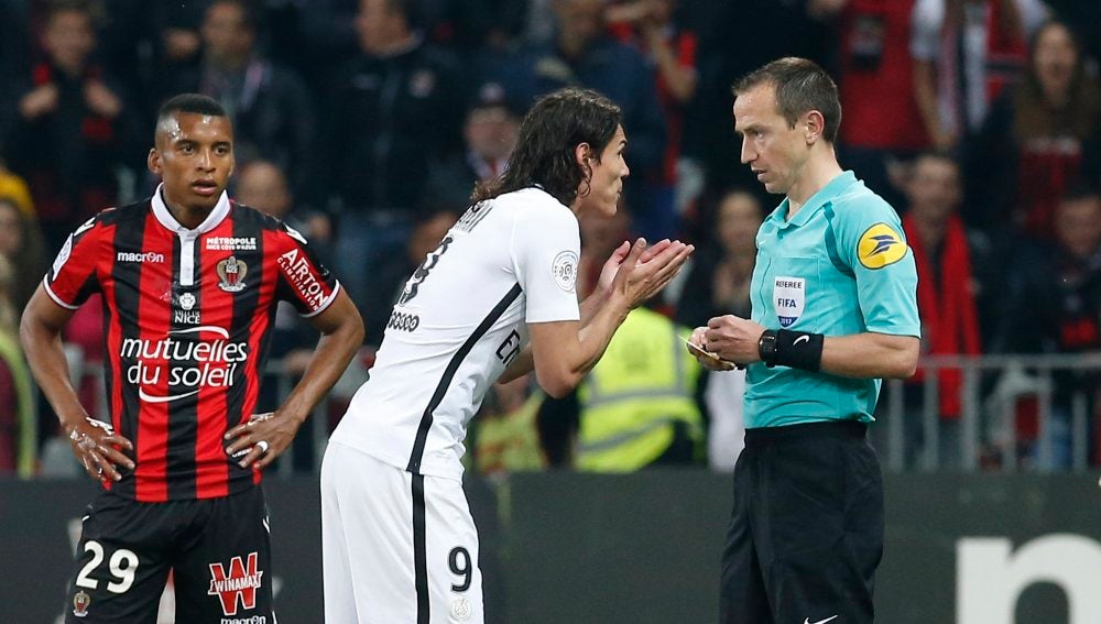 Cavani pidiendo explicaciones al colegiado