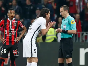 Cavani pidiendo explicaciones al colegiado Cavani pidiendo explicaciones al colegiado