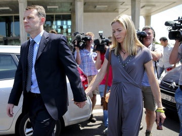 Kate McCann y su marido, Gerry, tras asistir al juicio contra el inspector portugués Gonçalo Amaral en Lisboa (Portugal).