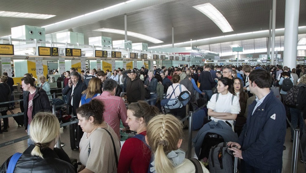 Largas colas este jueves en El Prat.