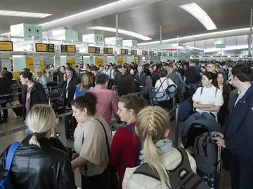 Largas colas este jueves en El Prat. Largas colas este jueves en El Prat.